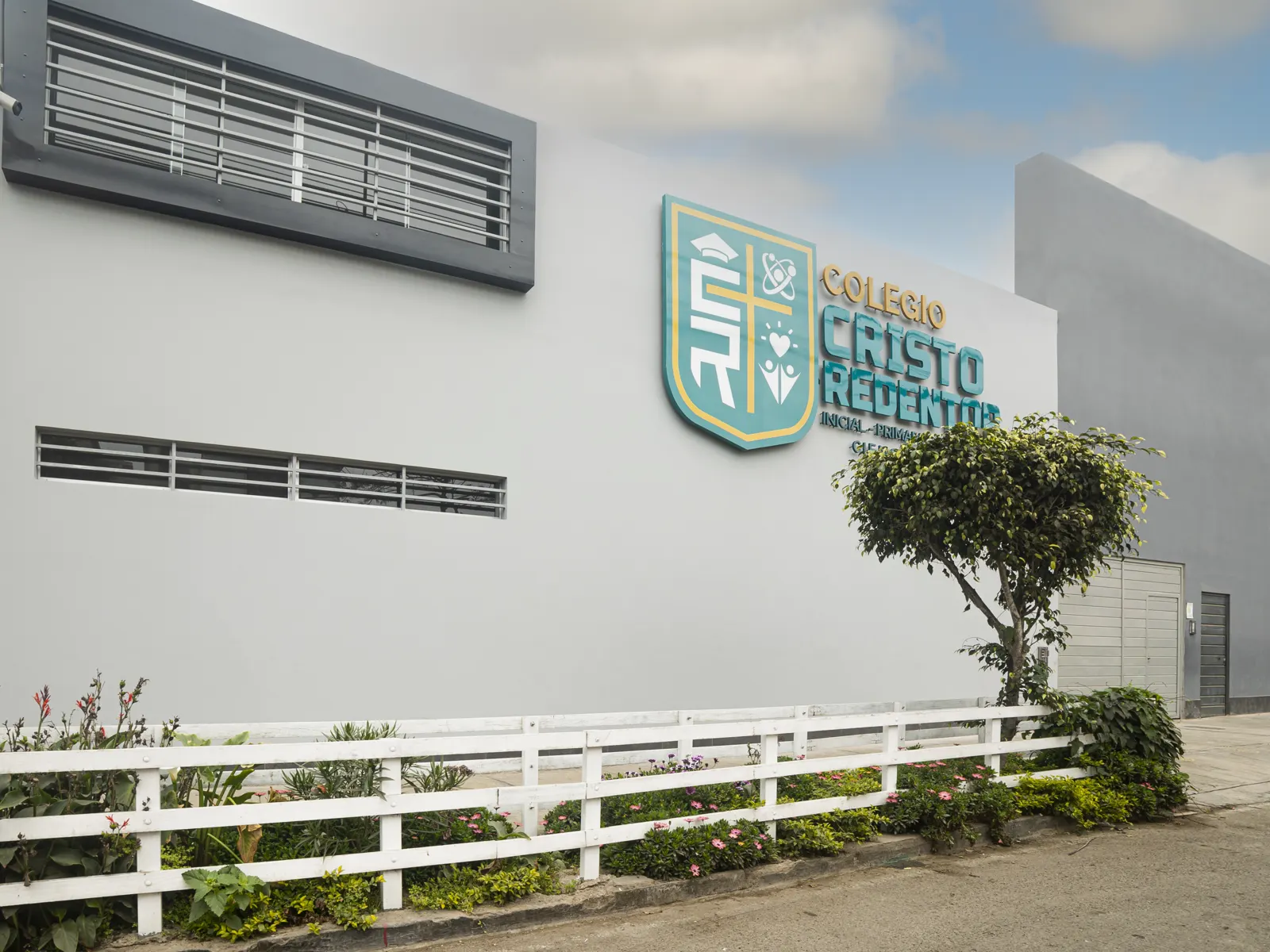 Fachada del Colegio Cristo Redentor en la avenida San Felipe, urbanización Villa Marina, Chorrillos.