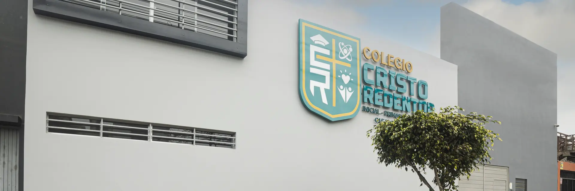 Fachada del Colegio Cristo Redentor en la avenida San Felipe, Villa Marina, Chorrillos.