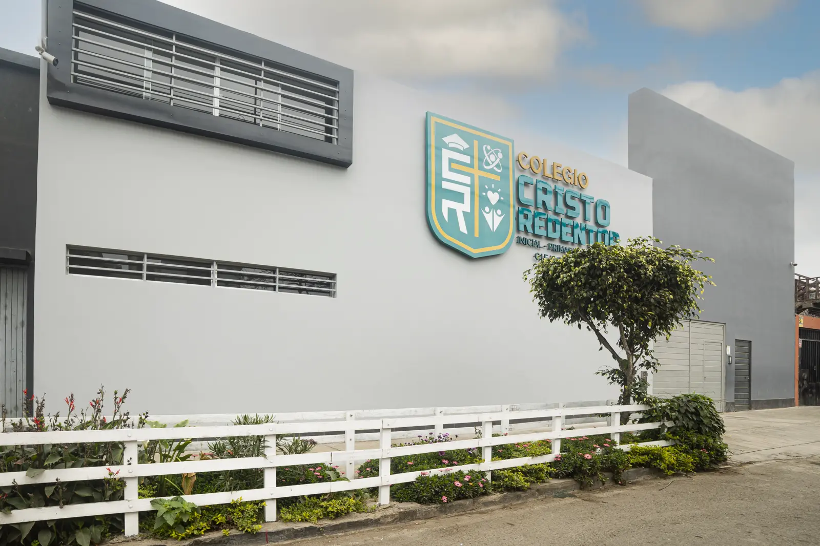 Fachada del Colegio Cristo Redentor en la avenida San Felipe, Villa Marina, Chorrillos.