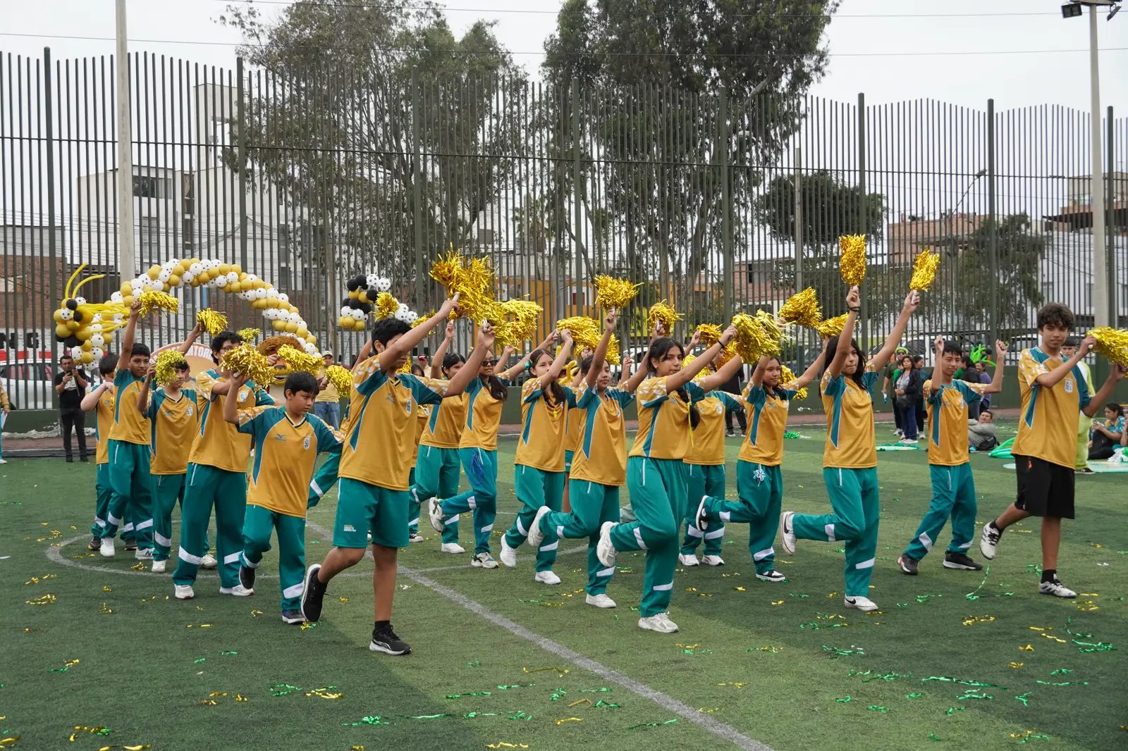 Estudiantes celebran con pompones durante las Olimpiadas Redentorinas.