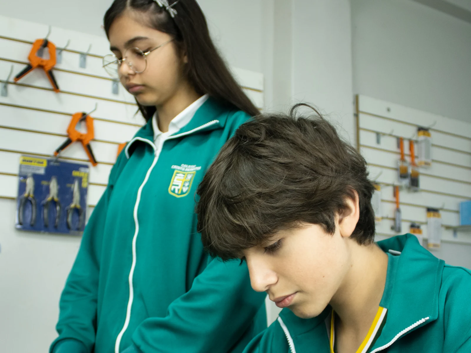 Dos estudiantes trabajan concentrados en el aula de Ingeniería Redentorina.