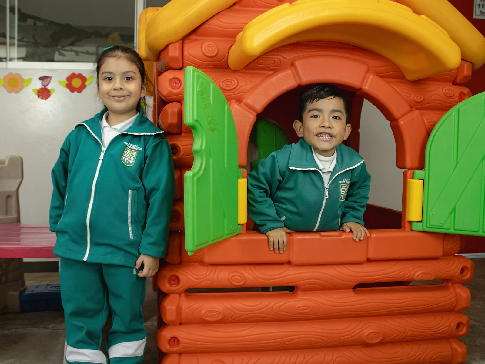 Dos estudiantes de Inicial participan en una actividad de juego simbólico.
