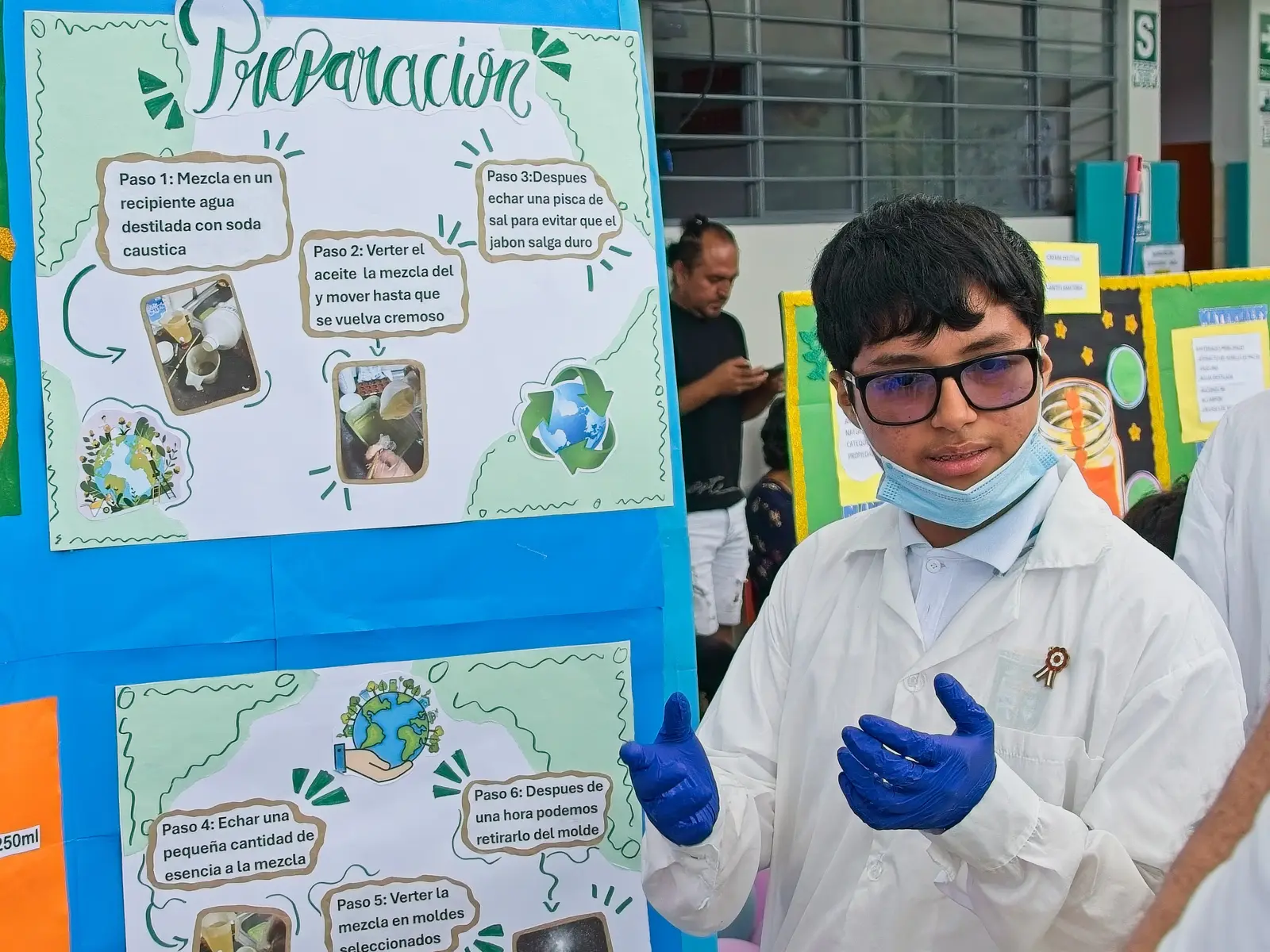 Estudiante de Secundaria presenta su proyecto de jabón ecológico en la Expociencia.