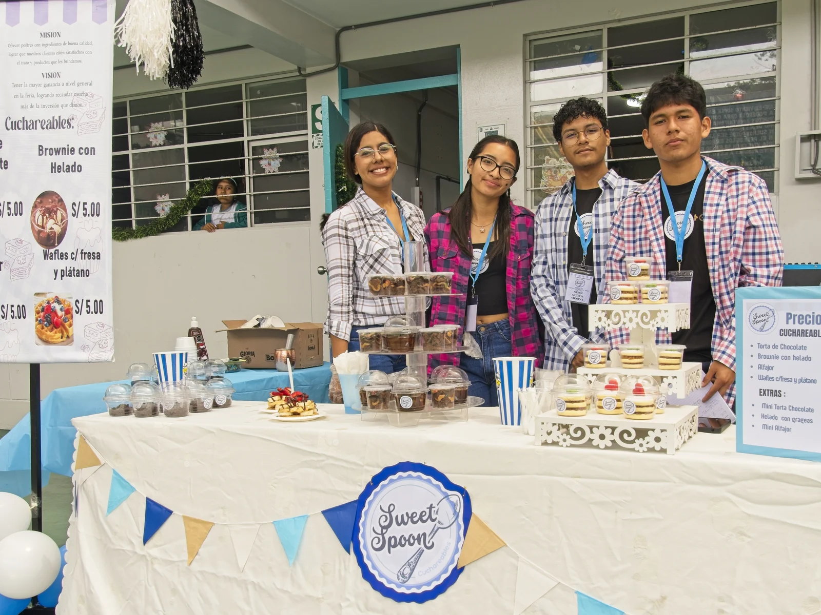 Estudiantes de Secundaria atienden el stand de su emprendimiento, con su marca, su carta de precios y sus productos.